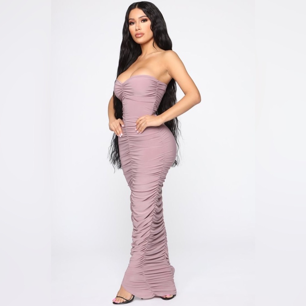 SOLD!!!! 🌸✨ Elegant Strapless Ruched Dress in Mauve – Curve Hugging Maxi ✨🌸